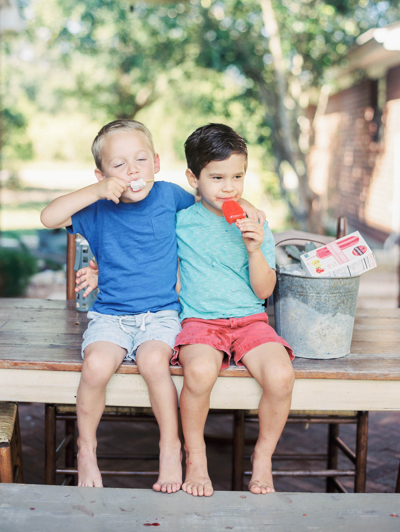 two friends eating popsicles together